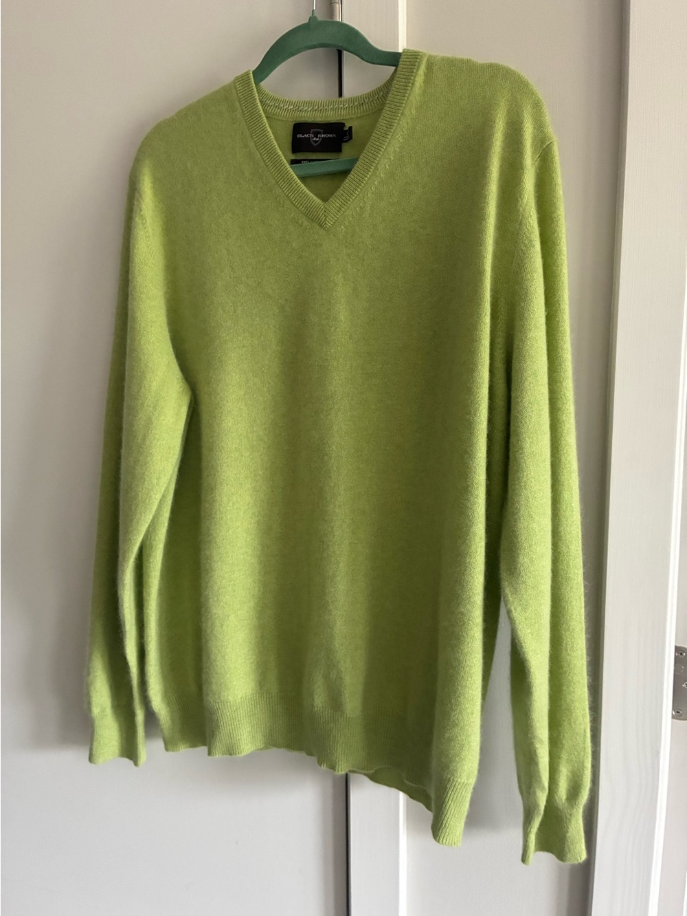 Black Brown 1826 Men's V-Neck cashmere Sweater in Lime Green